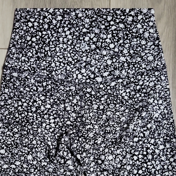 Lululemon InStill High-Rise Tight 20" Warped Grain Alpine White Black Size 4 EUC - Picture 4 of 5